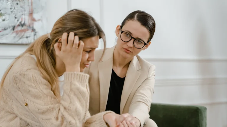 depresyon tedavisi için terapiste başvuran kadın yaşadıklarını ellerine başına koyarak anlatıyor