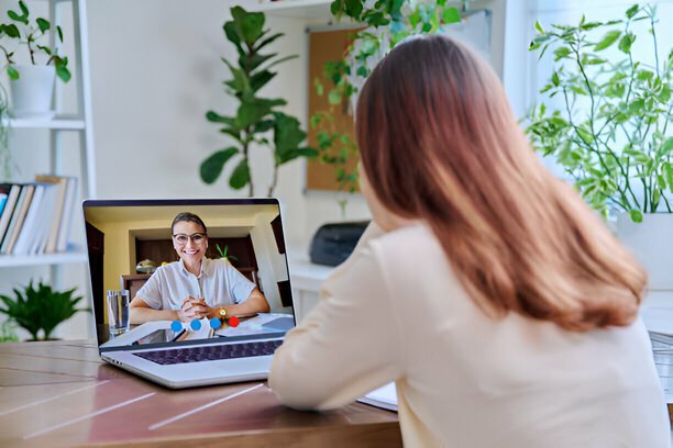 göztepe psikolog ekibimizin online terapi seansına benzer bir görsel