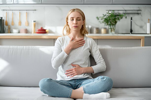 anksiyete çözüm olabilecek meditatif yöntem uygulayan bir sarışın kadın