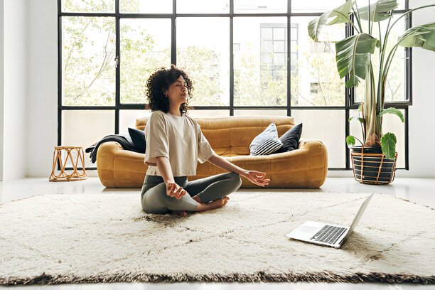 anksiyete çözüm önerisi olarak meditasyon yapan bir kadın