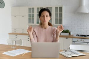 anksiyete çözüm yöntemi olarak meditasyon yapan kadın