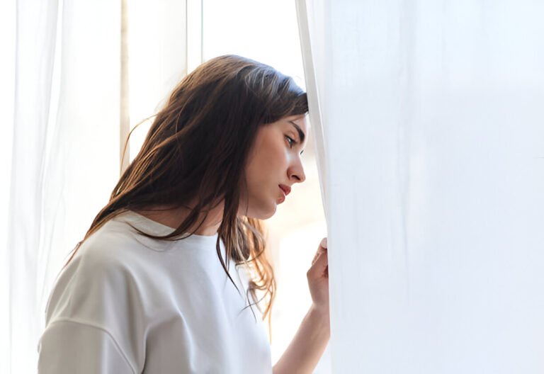 ayrılık sonrası depresyon yaşayan bir kadın