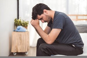 depresyon geçirenlerin yorumları ile alakalı belirtiler gösteren bir erkek görseli