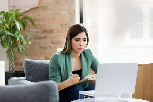 online psikolog olarak görev yapan bir kadın uzman