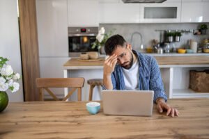online psikologlar ile evinin mutfağında görüşen erkek danışan