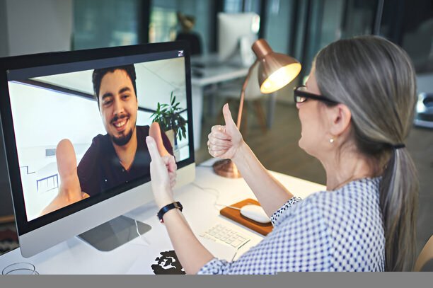 online psikologlar ile seans yaparak mutlu olan bir erkek danışan