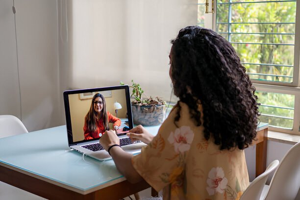 online psikologlar ile seans yapmayı tercih eden bir kadın danışan