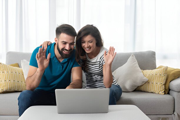 online psikologlar ile seans yapan bir çift