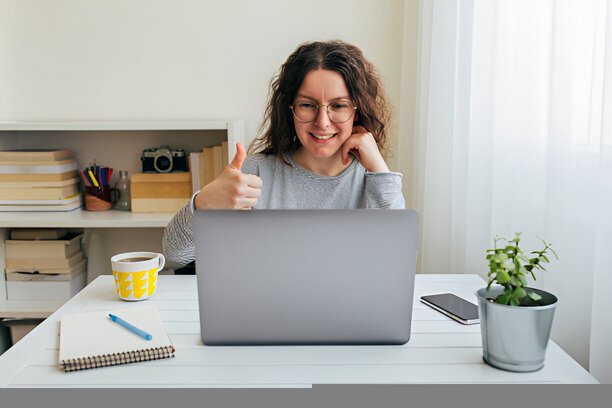 online terapist danışanını el işareti ile onaylıyor