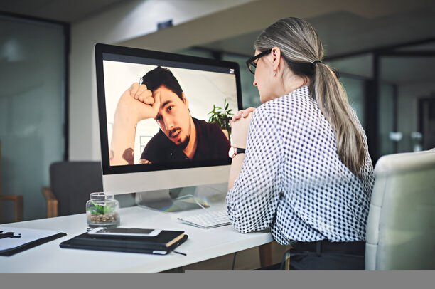 online terapist ile görüşen bir erkek danışan bilgisayar başında