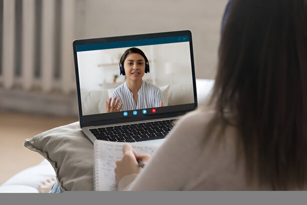 online terapist ile görüşen bir kadın danışan